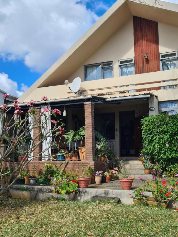 Comfy Home-Tropical Garden & 5 Min Walk To Beach 타마린 외부 사진